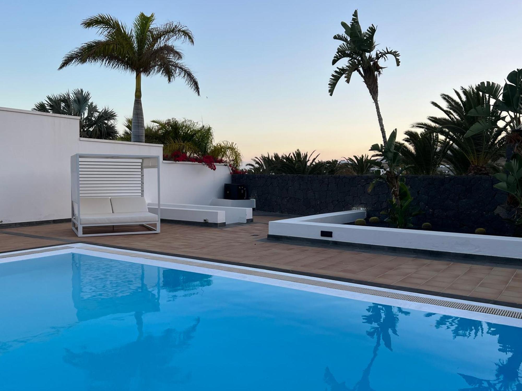Villa Dedalos - A Luxury Large Villa With A Heated Pool In Puerto Calero Bagian luar foto