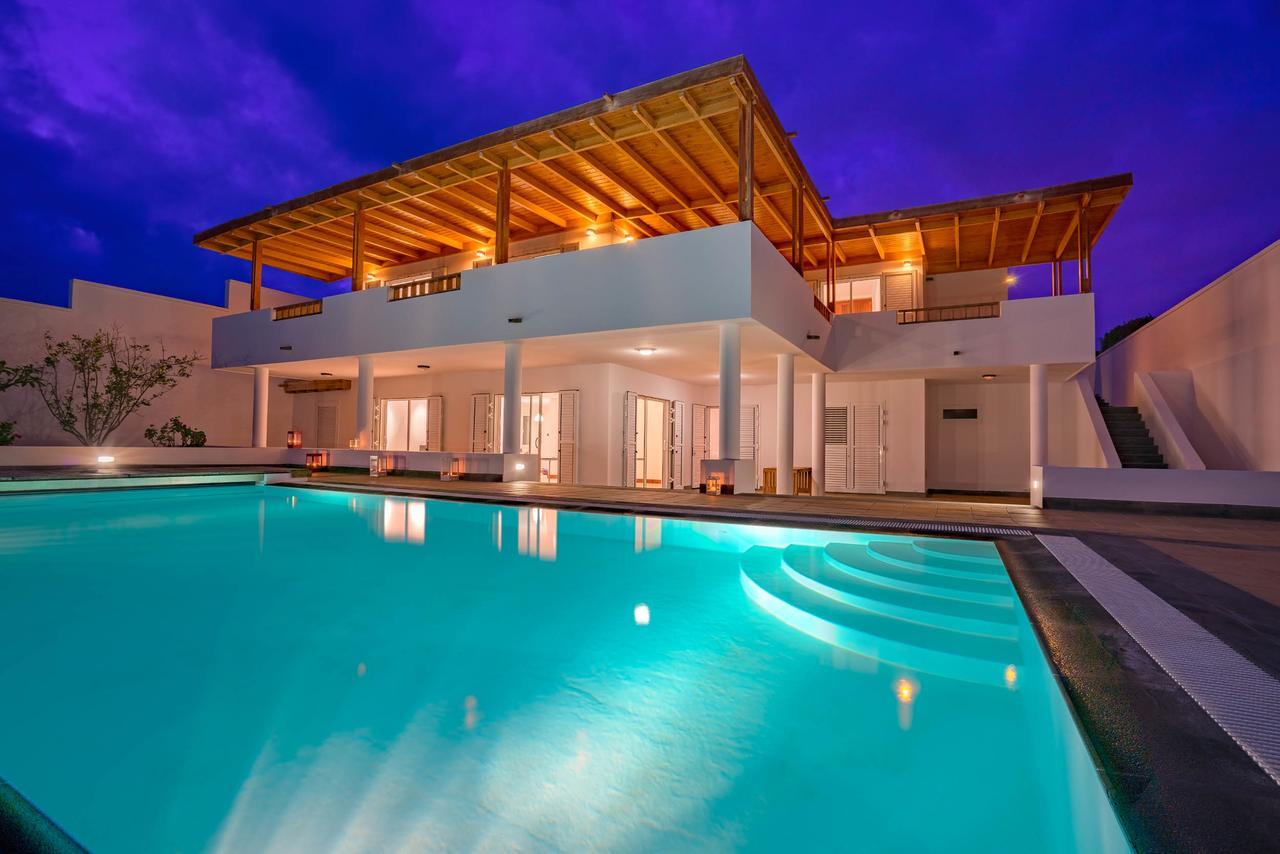 Villa Dedalos - A Luxury Large Villa With A Heated Pool In Puerto Calero Bagian luar foto