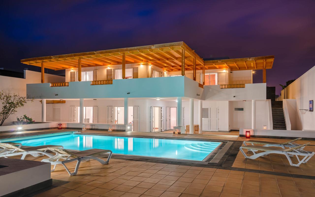 Villa Dedalos - A Luxury Large Villa With A Heated Pool In Puerto Calero Bagian luar foto