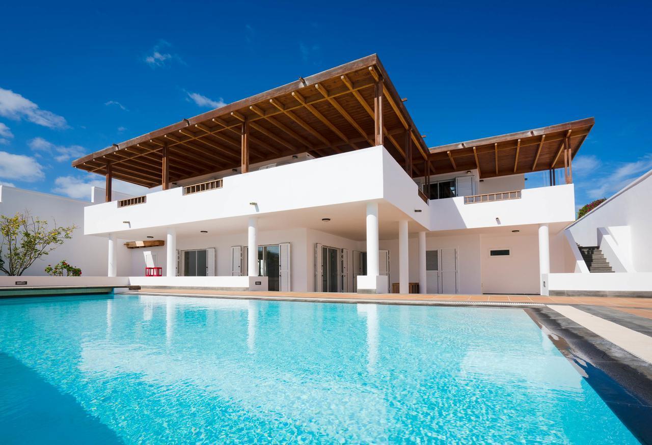 Villa Dedalos - A Luxury Large Villa With A Heated Pool In Puerto Calero Bagian luar foto
