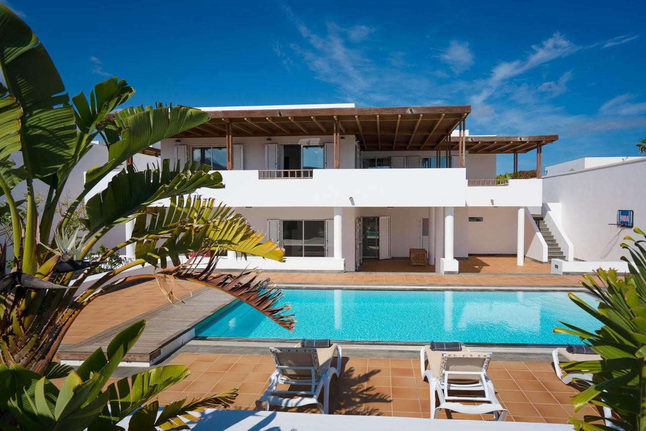 Villa Dedalos - A Luxury Large Villa With A Heated Pool In Puerto Calero Bagian luar foto